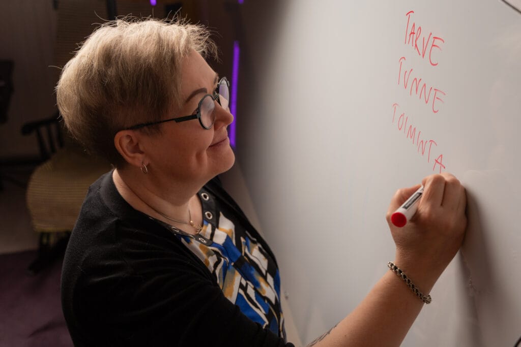 Ratkaisukeskeinen lyhytterapeutti Minna Ruohtula jäsentämässä ajatuksia ja tunteita terapiatyössä